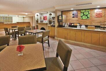 هتل La Quinta Inn By Wyndham Savannah Midtown
