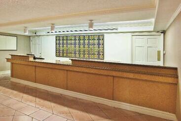 هتل La Quinta Inn By Wyndham Savannah Midtown