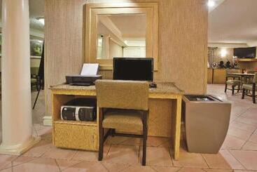 هتل La Quinta Inn By Wyndham Savannah Midtown