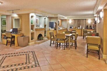 هتل La Quinta Inn By Wyndham Savannah Midtown