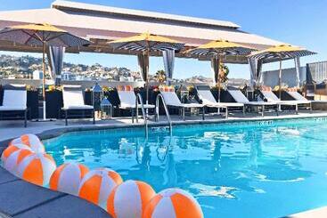 هتل Le Parc At Melrose