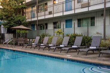 هتل Marin Suites