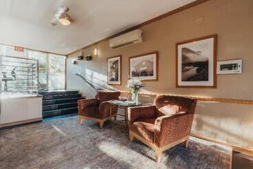 هتل Marin Suites