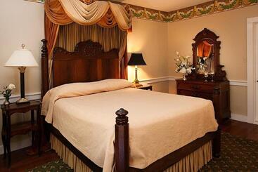 Hotel Monmouth Historic Inn