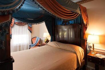 هتل Monmouth Historic Inn