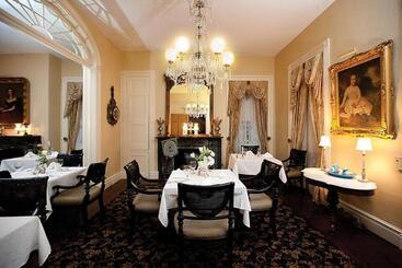 Hotel Monmouth Historic Inn