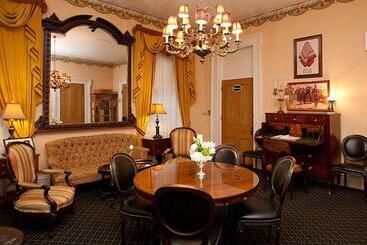 Hotel Monmouth Historic Inn
