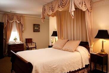 Hotel Monmouth Historic Inn