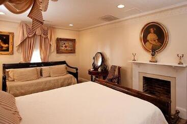 Hotel Monmouth Historic Inn