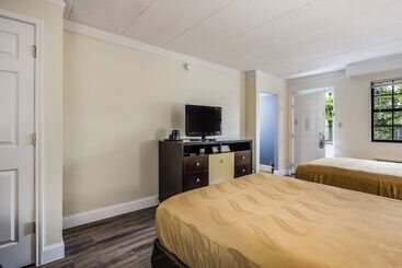 هتل Quality Inn