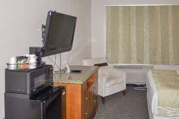 هتل Bison Inn & Suites On University