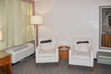 هتل Bison Inn & Suites On University