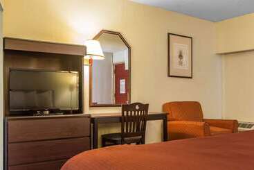 هتل Rodeway Inn & Suites