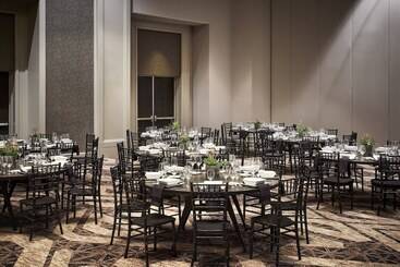 Отель San Antonio Marriott Rivercenter On The River Walk