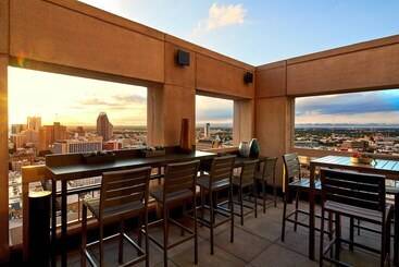 Отель San Antonio Marriott Rivercenter On The River Walk