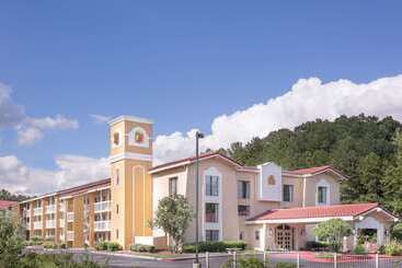 هتل Super 8 By Wyndham Austell/six Flags