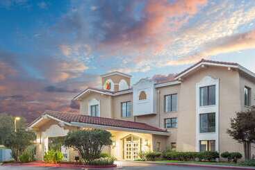 هتل Super 8 By Wyndham Austell/six Flags