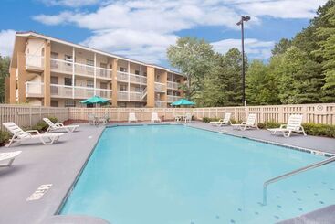 هتل Super 8 By Wyndham Austell/six Flags