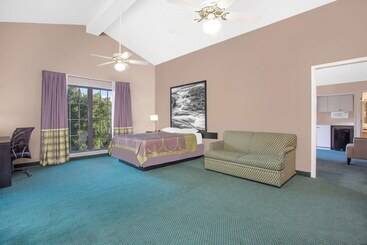 هتل Super 8 By Wyndham Austell/six Flags