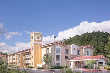 هتل Super 8 By Wyndham Austell/six Flags