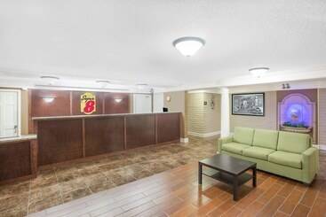 هتل Super 8 By Wyndham Austell/six Flags