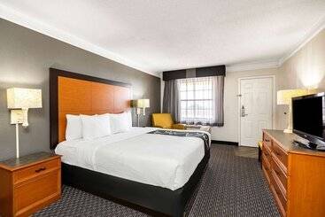هتل Travelodge By Wyndham El Paso Airport