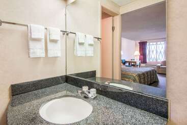 مُتل Knights Inn Canton
