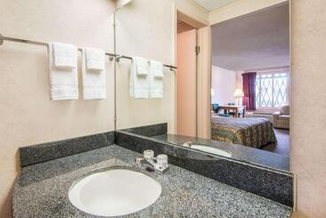 مُتل Knights Inn Canton