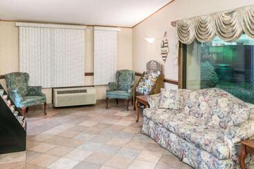 مُتل Knights Inn Canton