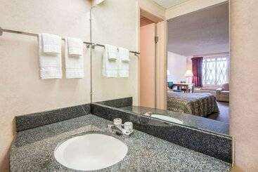 مُتل Knights Inn Canton