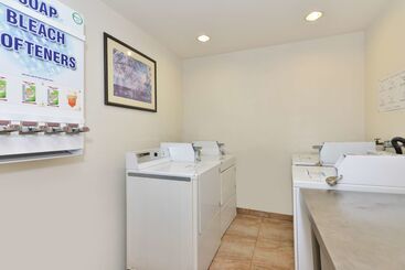 هتل Best Western Plus Raffles Inn & Suites