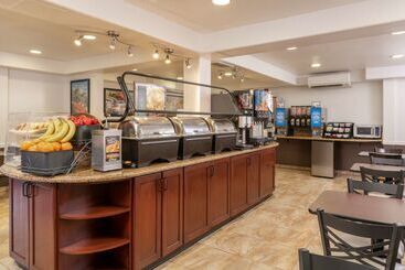 هتل Best Western Plus Raffles Inn & Suites