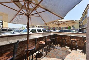 هتل Best Western Plus Raffles Inn & Suites