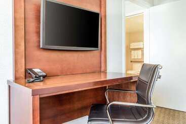 هتل Comfort Inn By The Bay