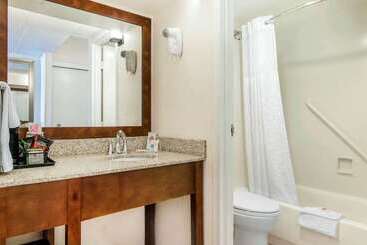 هتل Comfort Inn By The Bay