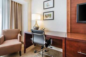 هتل Comfort Inn By The Bay