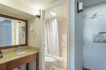 هتل Comfort Inn By The Bay