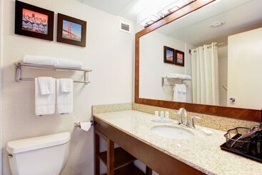 هتل Comfort Inn By The Bay