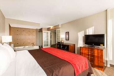 هتل Comfort Inn & Suites Omaha Central