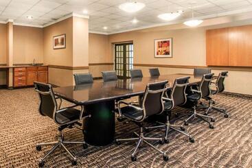 هتل Comfort Inn & Suites Omaha Central