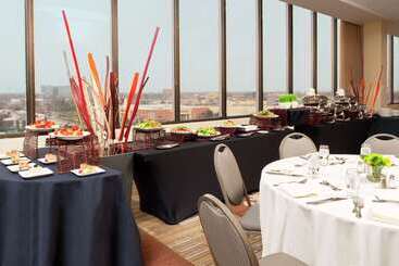 هتل Doubletree By Hilton  Chicago  North Shore Conference Center