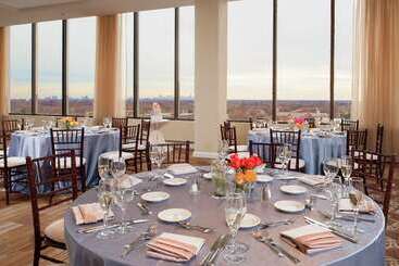 هتل Doubletree By Hilton Chicago North Shore Conference Center