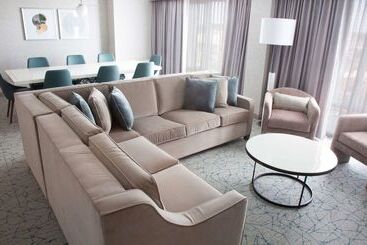 هتل Doubletree By Hilton  Chicago  North Shore Conference Center