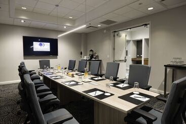 هتل Doubletree By Hilton  Chicago  North Shore Conference Center