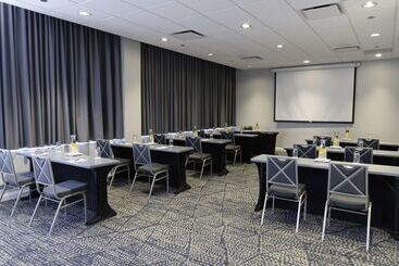 هتل Doubletree By Hilton  Chicago  North Shore Conference Center