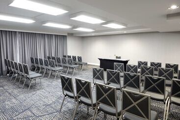 هتل Doubletree By Hilton  Chicago  North Shore Conference Center