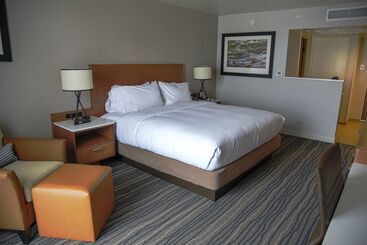 هتل Doubletree By Hilton Helena Downtown