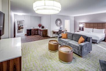 هتل Doubletree By Hilton Huntington