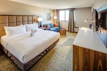 هتل Doubletree By Hilton Huntington