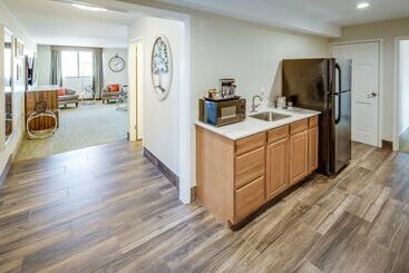 هتل Doubletree By Hilton Huntington